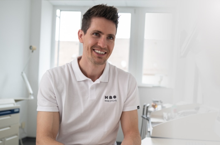 Priv.-Doz. Dr. med. Daniel Häussler im Gespräch mit einem Patienten in der HNO Praxis in Bruchsal. 