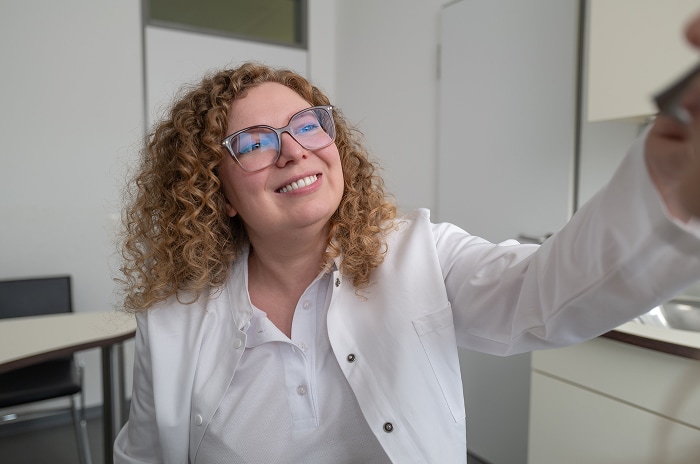 dr. med. Anna-Sophia Neubauer im Behandlungsraum der HNO-Praxis in Bruchsal