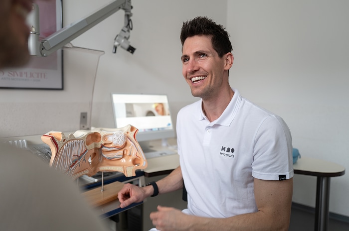 Priv.-Doz. Dr. med. Daniel Häussler in der HNO Praxis in Bruchsal im Gespräch mit einem Patienten