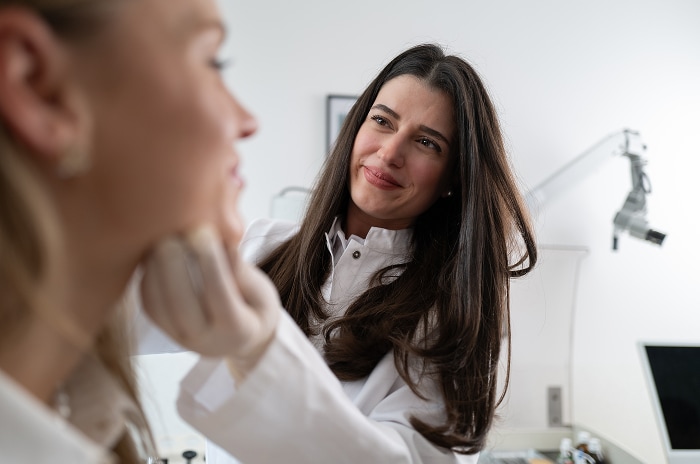Fachärztin für HNO-Heilkunde Rümeysa Demir während der Untersuchung einer Patientin in der HNO-Praxis in Bruchsal. 