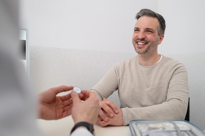 Patient im Beratungsgespräch in er HNO-Praxis in Bruchsal