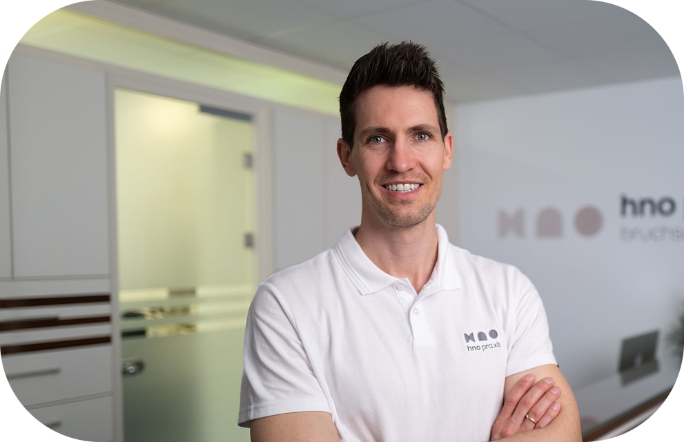 Priv.-Doz. Dr. med. Daniel Häussler im Empfangsbereich der HNO-Praxis in Bruchsal.