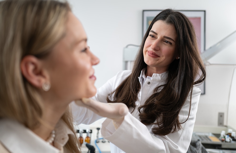 Fachärztin für HNO-Heilkunde Rümeysa Demir während der Untersuchung einer Patientin in der HNO-Praxis in Bruchsal. 